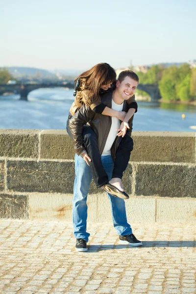 Mladý pár na Karlově mostě — Stock fotografie