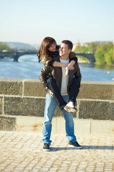 Fiatal pár, a Károly-híd — Stock Fotó