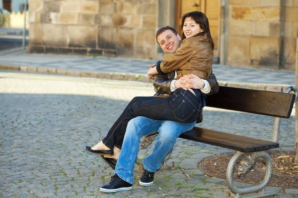 Coppia d'amore seduta sulla panchina — Foto Stock