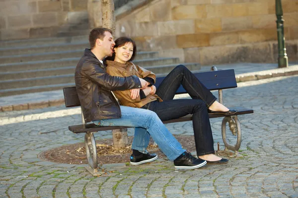 愛のカップルのベンチに座って — ストック写真