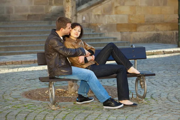 Szerelmes pár ül a padon — Stock Fotó