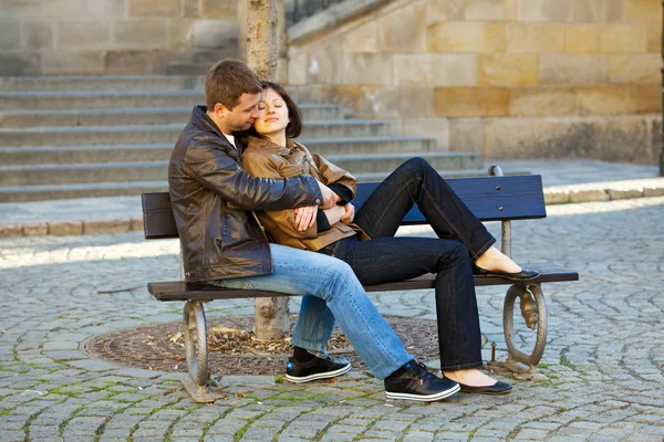 Влюбленная пара, сидящая на скамейке — стоковое фото