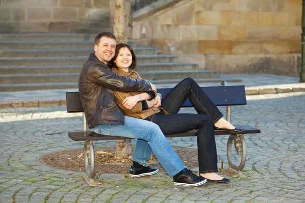 Casal amor sentado no banco — Fotografia de Stock