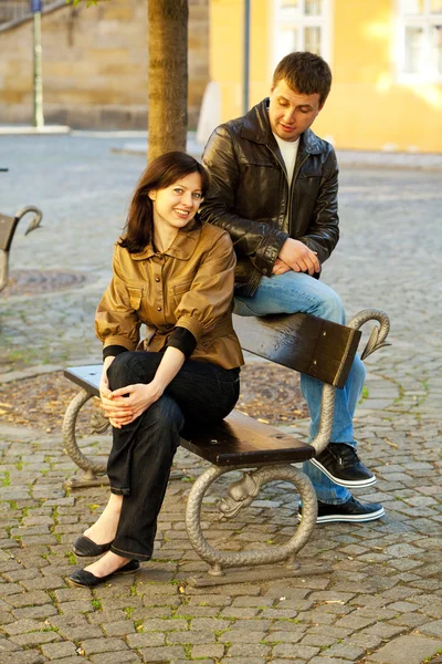 Láska pár sedí na lavičce — Stock fotografie