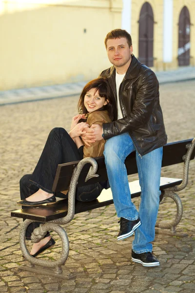 Coppia d'amore seduta su una panchina — Foto Stock