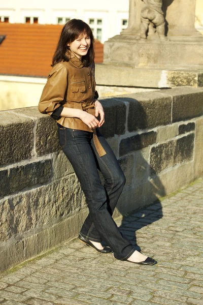 Piękna młoda kobieta stojąc na moście — Zdjęcie stockowe