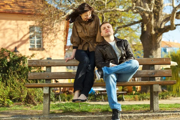 Bir bankta oturan aşk Çift — Stok fotoğraf
