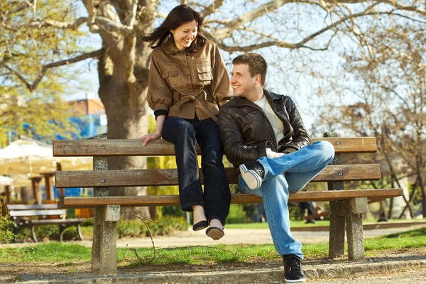 Kärlek paret sitter på en bänk — Stockfoto