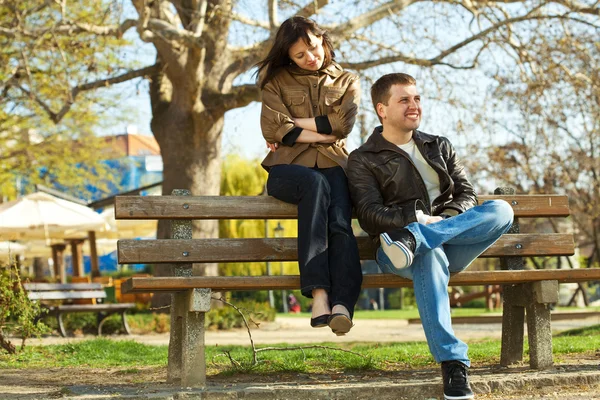 Láska pár sedí na lavičce — Stock fotografie
