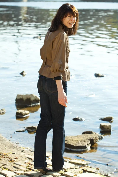 Krásná mladá žena u řeky — Stock fotografie