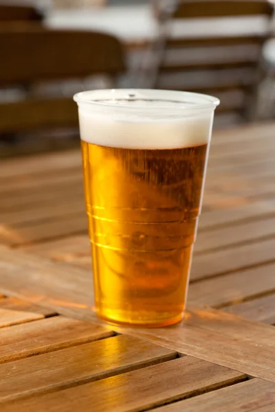 Øl stående på et træbord - Stock-foto