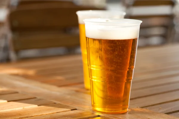Пиво стоит на деревянном столе — стоковое фото