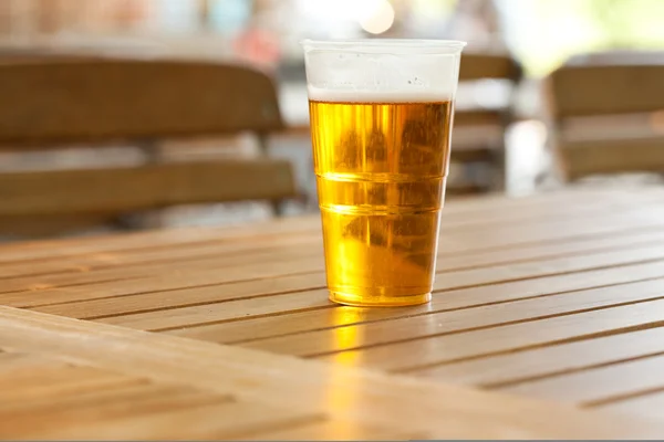 Bière debout sur une table en bois — Photo