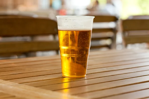 Bière debout sur une table en bois — Photo