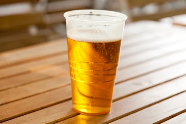Øl stående på et træbord - Stock-foto