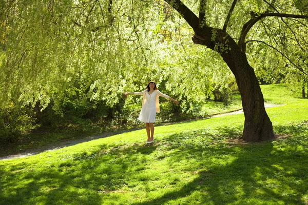 Mladá nevěsta stál pod stromem greenwood — Stock fotografie