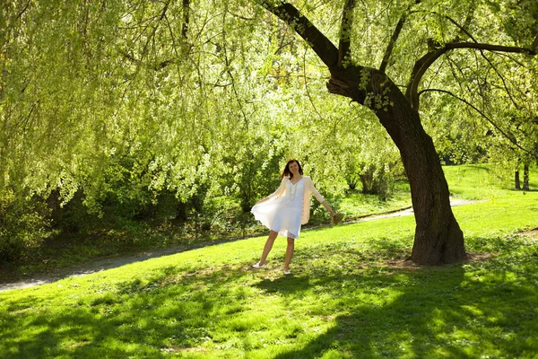 年轻的新娘站在格林伍德在树底下 — 图库照片
