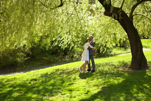 Просто одружився, стоячи під зеленим деревом — стокове фото