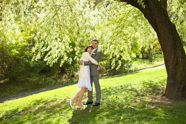 Просто одружився, стоячи під зеленим деревом — стокове фото
