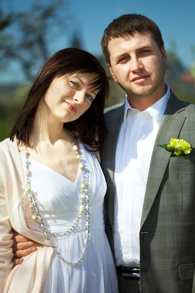 Recién casada en un jardín floreciente — Foto de Stock