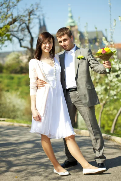 Только что поженились в цветочном саду — стоковое фото