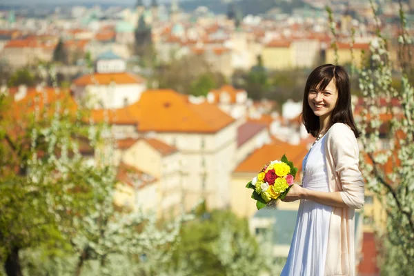 Bella giovane sposa sullo sfondo di Praga — Foto Stock