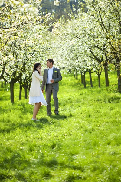ちょうど花の咲く庭園で結婚 — ストック写真
