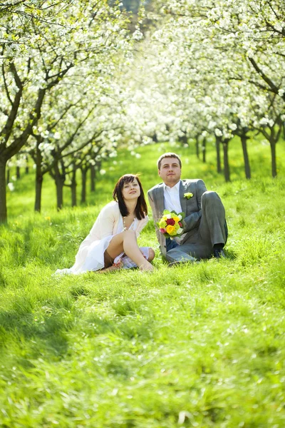 Просто одружений в квітковому саду — стокове фото