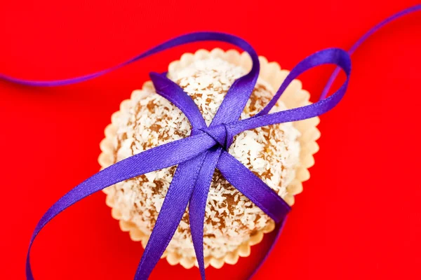 Cookies tied with a ribbon on a red background — Stock Photo, Image