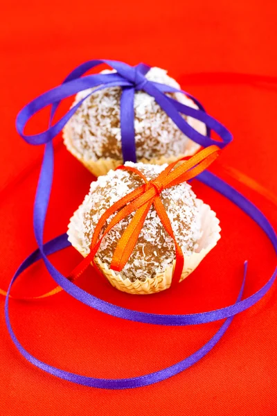 Cookies gebonden met een lint op een rode achtergrond — Stockfoto