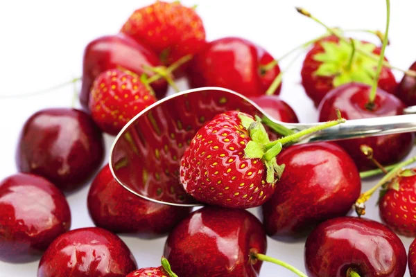 Třešně a jahody v lžíci izolované na bílém — Stock fotografie