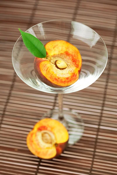 Brzoskwinia w martini szkła na mat bambusowych — Zdjęcie stockowe