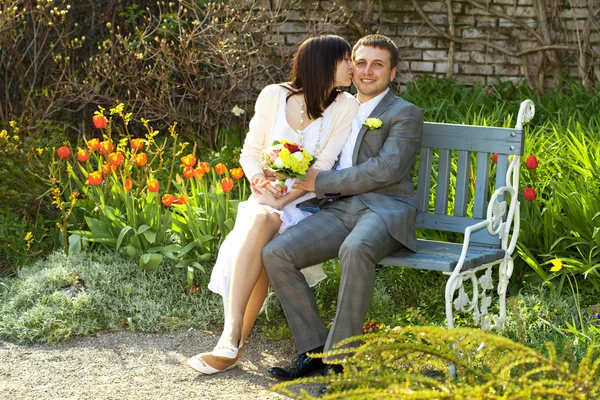 Bara gifta sitta på bänken — Stockfoto