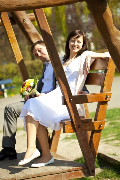 Just married at swing — Stock Photo, Image
