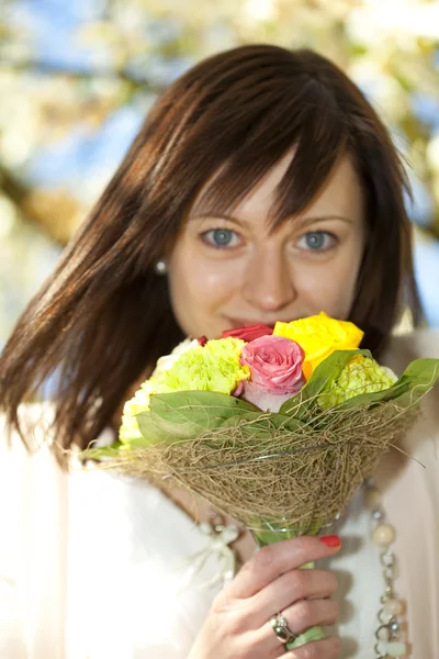Portrait of a young beautiful bride with a bouquet — Stock Photo, Image
