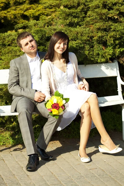 Gerade verheiratet auf der Bank sitzend — Stockfoto