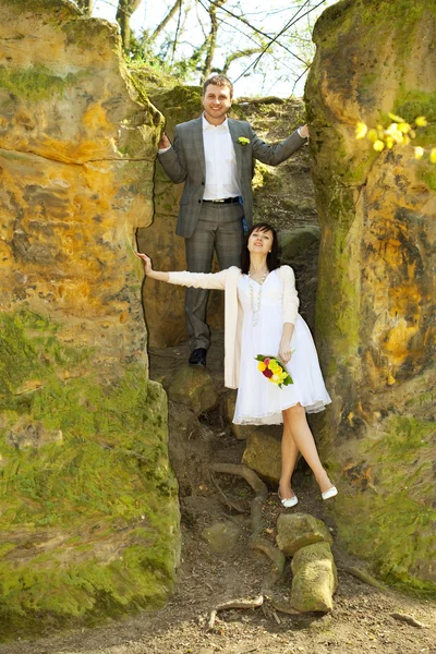 Just married standing by the stone — Stock Photo, Image