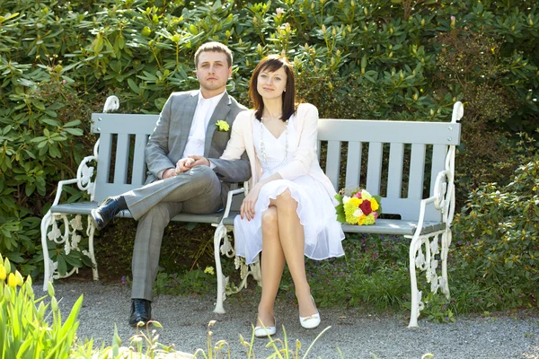 Sadece bankta oturan evli — Stok fotoğraf