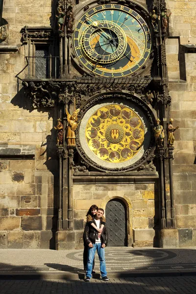 Молода пара в любов з астрономічним годинником Праги — стокове фото
