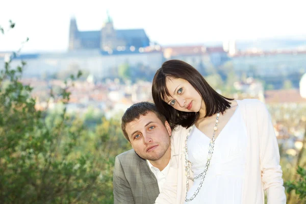 Acabou de se casar contra o pano de fundo de Praga — Fotografia de Stock