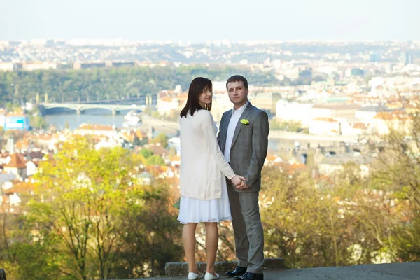 Acabou de se casar contra o pano de fundo de Praga — Fotografia de Stock