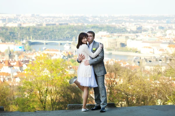 Bara gifta mot bakgrund av Prag — Stockfoto