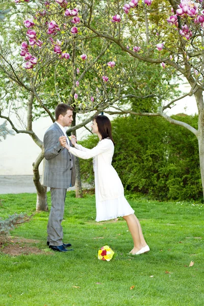 Just married in a beautiful garden — Stock Photo, Image