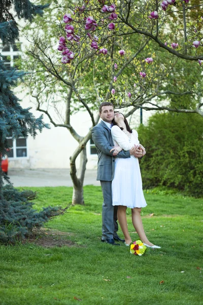Recién casada en un hermoso jardín — Foto de Stock