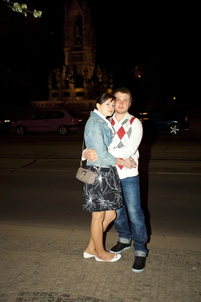 Mladý pár v ulicích Prahy noční — Stock fotografie