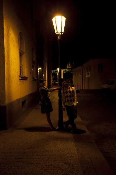 Jovem casal nas ruas de Praga vida noturna — Fotografia de Stock