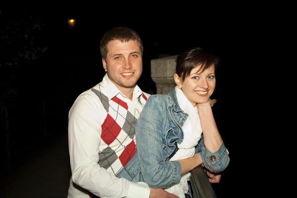Νεαρό ζευγάρι στους δρόμους της Πράγας νυχτερινή ζωή — Φωτογραφία Αρχείου