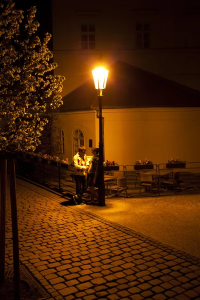 Jovem casal nas ruas de Praga vida noturna — Fotografia de Stock