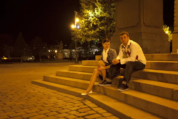 Młoda para na ulicach Pragi nocnych — Zdjęcie stockowe