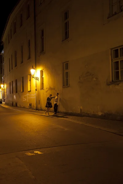 Giovane coppia per le strade della vita notturna di Praga — Foto Stock
